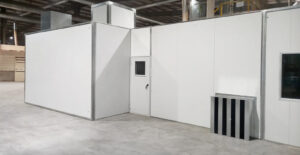 Cabina acústica instalada en una industria de madera